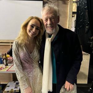 Lily Collins erhält bei Debüt Unterstützung von Ian McKellen