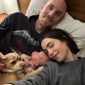 Lily Collins kuschelt am Valentinstag mit ihrem Baby