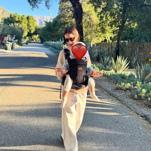 Lily Collins zeigt süße Familienfotos mit ihrer Tochter Tove