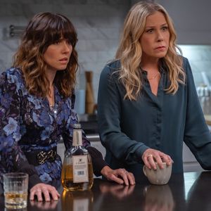 Netflix-Hit "Dead to Me" bekommt dritte und letzte Staffel!