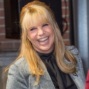 Magazincover: Linda de Mol (59) sitzt nackt auf Campingstuhl