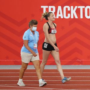 18. Woche: US-Leichtathletin geht mit Babybauch an den Start