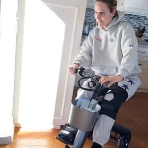 Anstatt im Rollstuhl: So düst verletzte Lindsey Vonn umher