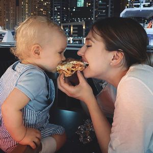 Zuckersüß: Hier teilen sich Sohn Lio und Bibi einen Burger!