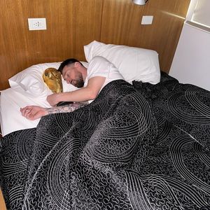 Nach WM-Sieg: Lionel Messi kuschelt mit seinem Pokal im Bett