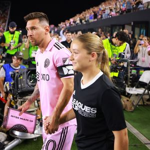 David Beckhams Tochter Harper Seven läuft mit Messi ein