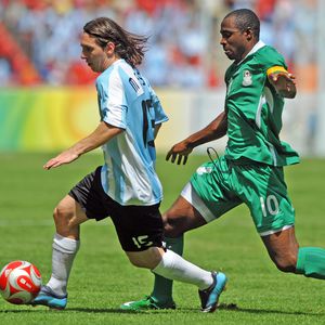 Messi-Glücksbringer: Deshalb trägt er rotes Band am Fuß