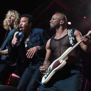 Drogen! Lionel Richies Bassist sticht auf sich selbst ein
