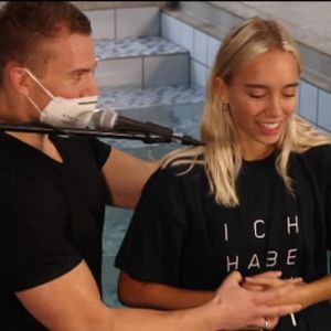 Kurioser Clip: TikTok-Twin Lisa (19) hat sich taufen lassen