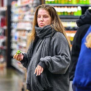 Was ist denn da los? Das ist wirklich Lisa Marie Presley!