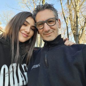 Papa stolz auf Brust-Pics? Lisa Straube führt ihre Hater vor