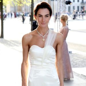 Wegen Riss: Lisa Müller begeistert mit zwei Looks in Berlin