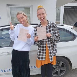 Endlich mobil: Lisa und Lena haben jetzt ihren Führerschein!
