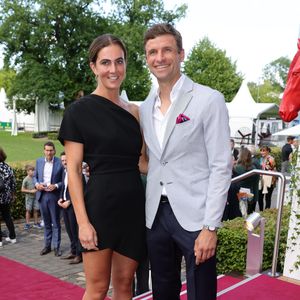 Thomas Müller unterstützt Lisa bei Dressur-Wettkampf