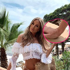 Alien-Hand: Hat Liz Kaeber etwa schon wieder gephotoshopped?