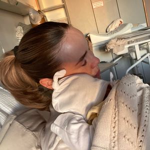 Frischgebackene Mama Liz Kaeber und ihr Baby sind zu Hause