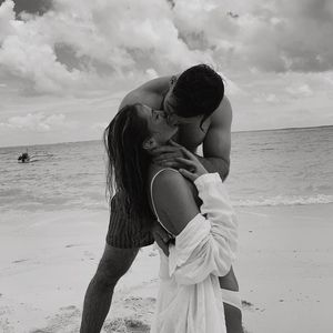 Aus dem Honeymoon: Liz Kaeber teilt seltenes Pärchen-Pic