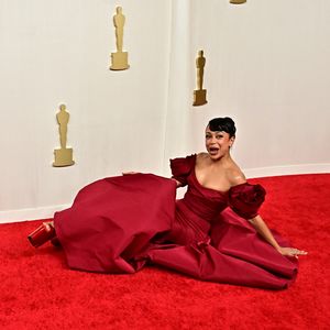 Peinlich! YouTube-Star Liza Koshy fällt bei den Oscars 2024!
