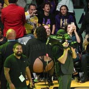 Im Tanga: Lizzo twerkt ausgelassen bei Basketball-Spiel