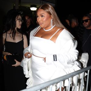 Lizzo kehrt nach Belästigungsklage auf roten Teppich zurück!