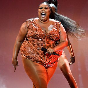 Nach Schoko-Dress: Sängerin Lizzo performt im Leder-Bodysuit