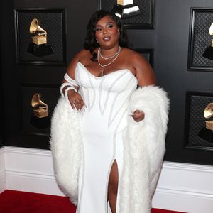 Im Old-Hollywood-Style: Lizzo mit Boa bei Grammys unterwegs