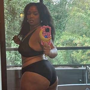 Lizzo präsentiert ihre erschlankte Figur in Unterwäsche