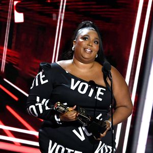 Doch nicht Single? Hier turtelt Lizzo mit unbekanntem Mann