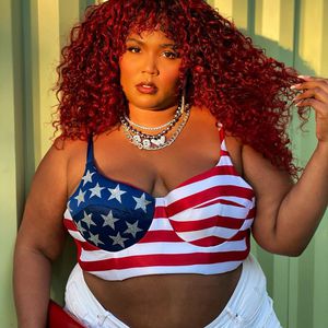Nacktshooting: Sängerin Lizzo posiert in US-Flaggen-Outfit