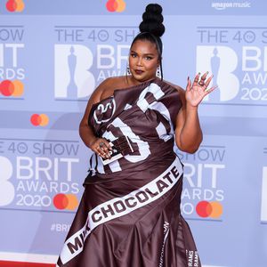 Zum Anbeißen: Lizzo im Schokoladen-Dress bei den Brit Awards