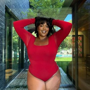 Fans sind begeistert: Lizzo zeigt sich sexy in rotem Body