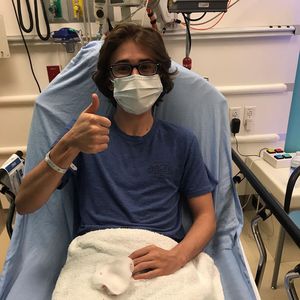 Stier-Unfall: Knochen steht aus Finger von Netflix-Star raus