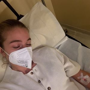 Spritze in Wirbelsäule: Lola Weippert liegt im Krankenhaus