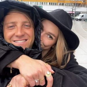 Innig: Hier kuschelt Lola Weippert mit einem Surfer-Hottie