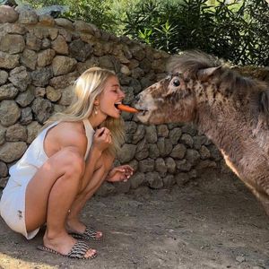 Lola Weippert teilt süßes Pony-Kuschel-Video aus Mallorca