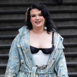 Sängerin Lola Young spricht offen über ihre Kokainsucht