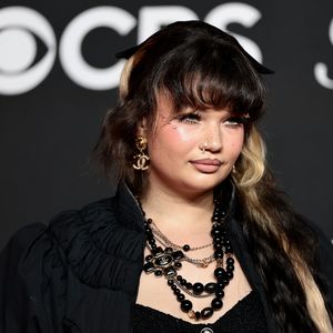 Bühnendrama: Popstar Lola Young bricht bei Konzert zusammen