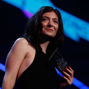 Lorde verliebt: Ist sie mit 18 Jahre älterem Mann zusammen?