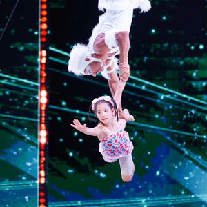 Mini-Akrobatin: Lorena versetzt Supertalent-Jury in Sorge
