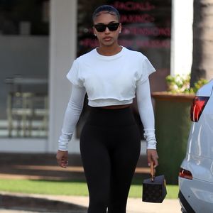 In Schlappen: Lori Harvey ist ganz entspannt unterwegs!