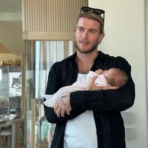 Stolzer Papa: Loris Karius teilt neues Foto mit Baby Aria
