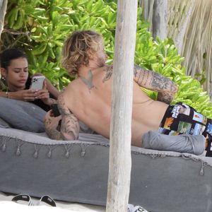 Fotos aus dem Urlaub: Mit dieser Frau knutschte Loris Karius
