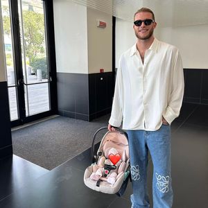 Heißer Daddy: Loris Karius ist mit seiner Tochter unterwegs