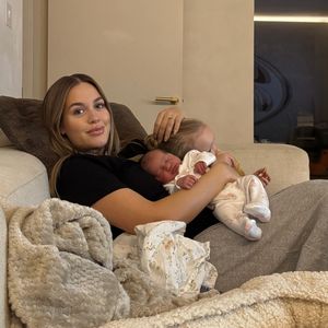 Lottie Tomlinson genießt die erste Zeit mit Baby Flossie
