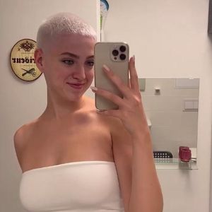 Nach dem GNTM-Sieg: Lou-Anne rasiert sich ihre Haare ab!