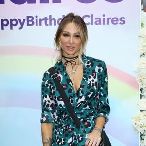 Lou Teasdale bricht im Podcast über Caroline Flack zusammen