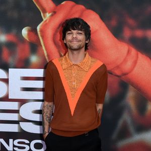 Louis Tomlinson ist mit diesen vergebenen Girls unterwegs!