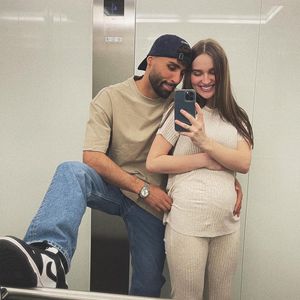 Überglücklich: Schwangere Louisa Jindaoui zeigt Babybauch