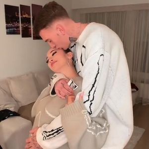 "Love Fool"-Star Ariel präsentiert ihren großen Babybauch!