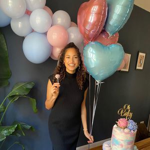 Mit Knall: GNTM-Siegerin Lovelyn verkündet Baby-Geschlecht